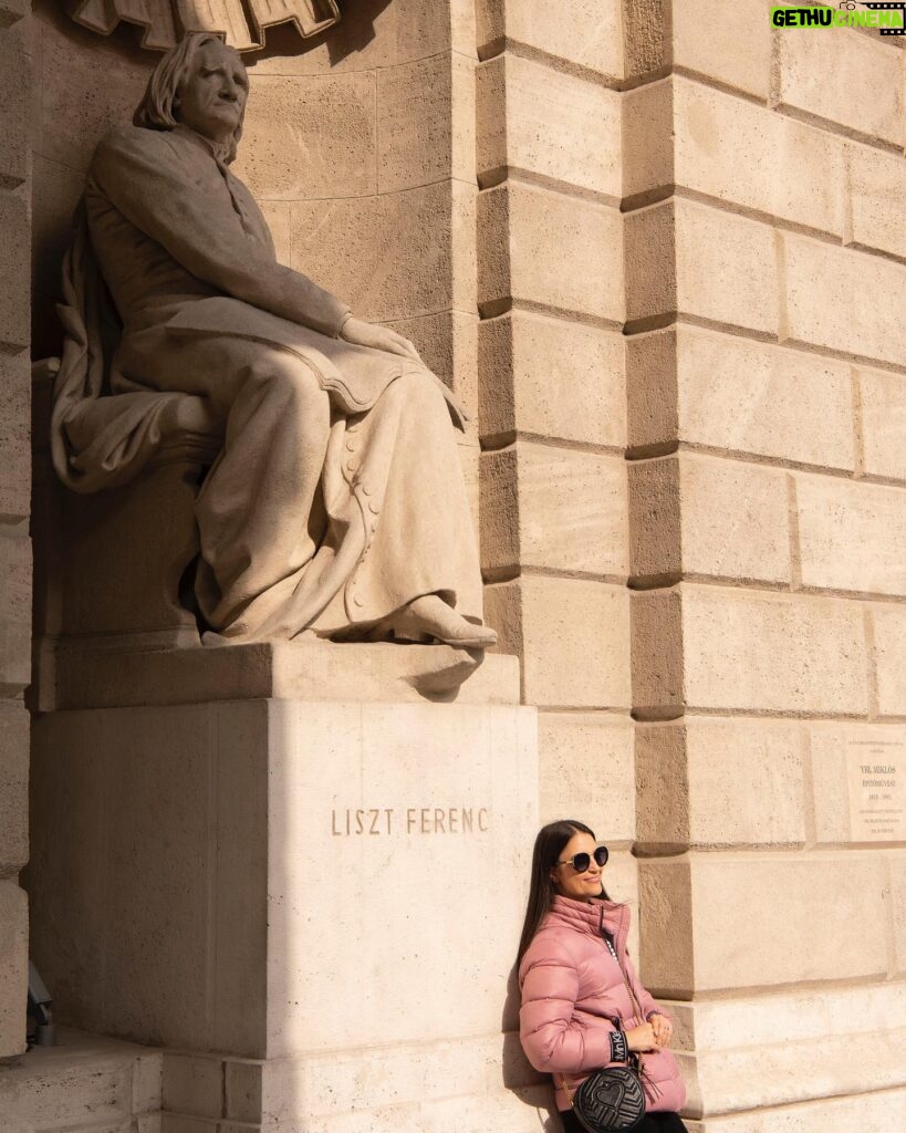 Chris Flores Instagram - Continuação post anterior… Franz Liszt (1811-1886) foi um compositor, pianista, maestro e professor húngaro. Liszt ganhou fama na Europa durante o início do século XIX por sua habilidade como pianista virtuoso. Foi citado por seus contemporâneos como o pianista mais avançado de sua época. Estudara piano, violino, violão e violoncelo enquanto estudava filosofia. Seu nome em húngaro é Liszt Ferenc. Ao nascer, Franz Liszt recebeu pouca esperança de sobrevida. Sofria síncopes frequentes e chegou a tal ponto que um carpinteiro foi chamado para tirar suas medidas e preparar seu caixão. Contudo, acabou se curando. UM CASO DE AMOR (veja as fotos dois dois) A Princesa Carolyne zu Sayn-Wittgenstein (1819-1887) conheceu Franz Liszt em Kiev (Rússia) em 1847, durante uma de suas turnês. O grão-duque de Weimar (Alemanha) tinha oferecido a Liszt um cargo de prestígio, e a princesa juntou-se a ele em fevereiro de 1848, vivendo juntos durante muitos anos. Carolyne era independente do seu marido já há algum tempo. A Igreja Católica Romana eventualmente quis que a princesa casasse com Liszt e regularizasse sua situação, mas por ela estar ainda casada e o marido estar ainda vivo, a princesa teve que convencer as autoridades católicas de que seu casamento tinha sido inválido. Em setembro de 1860, depois de um intrincado processo, parecia ter conseguido e estava previsto seu novo casamento em Roma, em 22 de outubro de 1861, no dia do 50º aniversário de Liszt. Este, tendo chegado a Roma em 21 de outubro de 1861, descobriu que a princesa, no entanto, não poderia se casar, pois, tanto o marido dela quanto o Czar da Rússia conseguiram revogar a permissão para o matrimônio no Vaticano. O escândalo causado por Liszt frequentar a casa de uma mulher casada contribuiu depois para que mudassem para a Itália em 1860. Eles não eram casados, pois a princesa não começou um divórcio. A sua permanência durou cerca de quarenta anos. Faleceram com oito meses de diferença, o que fez deles um par lendário. Franz Liszt morreu em 31 de julho de 1886, em Bayreuth, na Baviera. Seu corpo foi sepultado no cemitério de Alter Friedhof, na mesma cidade. Continua no próximo post… 📷 @ricorreafoto