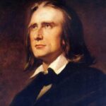 Chris Flores Instagram – Continuação post anterior…

Franz Liszt (1811-1886) foi um compositor, pianista, maestro e professor húngaro. Liszt ganhou fama na Europa durante o início do século XIX por sua habilidade como pianista virtuoso. Foi citado por seus contemporâneos como o pianista mais avançado de sua época. Estudara piano, violino, violão e violoncelo enquanto estudava filosofia. Seu nome em húngaro é Liszt Ferenc.

Ao nascer, Franz Liszt recebeu pouca esperança de sobrevida. Sofria síncopes frequentes e chegou a tal ponto que um carpinteiro foi chamado para tirar suas medidas e preparar seu caixão. Contudo, acabou se curando.

UM CASO DE AMOR (veja as fotos dois dois) 

A Princesa Carolyne zu Sayn-Wittgenstein (1819-1887) conheceu Franz Liszt em Kiev (Rússia) em 1847, durante uma de suas turnês. O grão-duque de Weimar (Alemanha) tinha oferecido a Liszt um cargo de prestígio, e a princesa juntou-se a ele em fevereiro de 1848, vivendo juntos durante muitos anos. Carolyne era independente do seu marido já há algum tempo. A Igreja Católica Romana eventualmente quis que a princesa casasse com Liszt e regularizasse sua situação, mas por ela estar ainda casada e o marido estar ainda vivo, a princesa teve que convencer as autoridades católicas de que seu casamento tinha sido inválido. Em setembro de 1860, depois de um intrincado processo, parecia ter conseguido e estava previsto seu novo casamento em Roma, em 22 de outubro de 1861, no dia do 50º aniversário de Liszt. Este, tendo chegado a Roma em 21 de outubro de 1861, descobriu que a princesa, no entanto, não poderia se casar, pois, tanto o marido dela quanto o Czar da Rússia conseguiram revogar a permissão para o matrimônio no Vaticano.

O escândalo causado por Liszt frequentar a casa de uma mulher casada contribuiu depois para que mudassem para a Itália em 1860. Eles não eram casados, pois a princesa não começou um divórcio. A sua permanência durou cerca de quarenta anos. Faleceram com oito meses de diferença, o que fez deles um par lendário. Franz Liszt morreu em 31 de julho de 1886, em Bayreuth, na Baviera. Seu corpo foi sepultado no cemitério de Alter Friedhof, na mesma cidade.

Continua no próximo post…

📷 @ricorreafoto