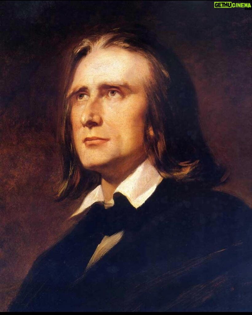 Chris Flores Instagram - Continuação post anterior… Franz Liszt (1811-1886) foi um compositor, pianista, maestro e professor húngaro. Liszt ganhou fama na Europa durante o início do século XIX por sua habilidade como pianista virtuoso. Foi citado por seus contemporâneos como o pianista mais avançado de sua época. Estudara piano, violino, violão e violoncelo enquanto estudava filosofia. Seu nome em húngaro é Liszt Ferenc. Ao nascer, Franz Liszt recebeu pouca esperança de sobrevida. Sofria síncopes frequentes e chegou a tal ponto que um carpinteiro foi chamado para tirar suas medidas e preparar seu caixão. Contudo, acabou se curando. UM CASO DE AMOR (veja as fotos dois dois) A Princesa Carolyne zu Sayn-Wittgenstein (1819-1887) conheceu Franz Liszt em Kiev (Rússia) em 1847, durante uma de suas turnês. O grão-duque de Weimar (Alemanha) tinha oferecido a Liszt um cargo de prestígio, e a princesa juntou-se a ele em fevereiro de 1848, vivendo juntos durante muitos anos. Carolyne era independente do seu marido já há algum tempo. A Igreja Católica Romana eventualmente quis que a princesa casasse com Liszt e regularizasse sua situação, mas por ela estar ainda casada e o marido estar ainda vivo, a princesa teve que convencer as autoridades católicas de que seu casamento tinha sido inválido. Em setembro de 1860, depois de um intrincado processo, parecia ter conseguido e estava previsto seu novo casamento em Roma, em 22 de outubro de 1861, no dia do 50º aniversário de Liszt. Este, tendo chegado a Roma em 21 de outubro de 1861, descobriu que a princesa, no entanto, não poderia se casar, pois, tanto o marido dela quanto o Czar da Rússia conseguiram revogar a permissão para o matrimônio no Vaticano. O escândalo causado por Liszt frequentar a casa de uma mulher casada contribuiu depois para que mudassem para a Itália em 1860. Eles não eram casados, pois a princesa não começou um divórcio. A sua permanência durou cerca de quarenta anos. Faleceram com oito meses de diferença, o que fez deles um par lendário. Franz Liszt morreu em 31 de julho de 1886, em Bayreuth, na Baviera. Seu corpo foi sepultado no cemitério de Alter Friedhof, na mesma cidade. Continua no próximo post… 📷 @ricorreafoto