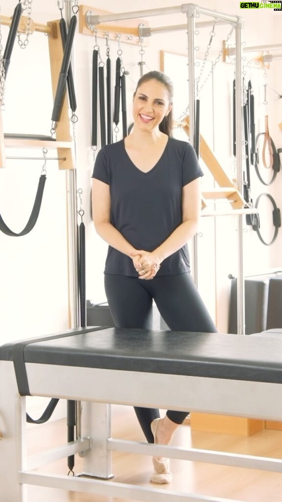 Chris Flores Instagram - Pilates é muito mais que uma sequência de exercícios. E isso nossa amiga e cliente @chrisfloresnet pode provar! 👏🏻 Venha se encantar, assim como ela, pelos melhores equipamentos de Pilates do mercado! Confira essa sequência incrível que ela fez com a nossa parceira e professora @andreiamonteiro_pilates ❤️ #VempraEquipilates