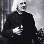 Chris Flores Instagram – Continuação post anterior…

Franz Liszt (1811-1886) foi um compositor, pianista, maestro e professor húngaro. Liszt ganhou fama na Europa durante o início do século XIX por sua habilidade como pianista virtuoso. Foi citado por seus contemporâneos como o pianista mais avançado de sua época. Estudara piano, violino, violão e violoncelo enquanto estudava filosofia. Seu nome em húngaro é Liszt Ferenc.

Ao nascer, Franz Liszt recebeu pouca esperança de sobrevida. Sofria síncopes frequentes e chegou a tal ponto que um carpinteiro foi chamado para tirar suas medidas e preparar seu caixão. Contudo, acabou se curando.

UM CASO DE AMOR (veja as fotos dois dois) 

A Princesa Carolyne zu Sayn-Wittgenstein (1819-1887) conheceu Franz Liszt em Kiev (Rússia) em 1847, durante uma de suas turnês. O grão-duque de Weimar (Alemanha) tinha oferecido a Liszt um cargo de prestígio, e a princesa juntou-se a ele em fevereiro de 1848, vivendo juntos durante muitos anos. Carolyne era independente do seu marido já há algum tempo. A Igreja Católica Romana eventualmente quis que a princesa casasse com Liszt e regularizasse sua situação, mas por ela estar ainda casada e o marido estar ainda vivo, a princesa teve que convencer as autoridades católicas de que seu casamento tinha sido inválido. Em setembro de 1860, depois de um intrincado processo, parecia ter conseguido e estava previsto seu novo casamento em Roma, em 22 de outubro de 1861, no dia do 50º aniversário de Liszt. Este, tendo chegado a Roma em 21 de outubro de 1861, descobriu que a princesa, no entanto, não poderia se casar, pois, tanto o marido dela quanto o Czar da Rússia conseguiram revogar a permissão para o matrimônio no Vaticano.

O escândalo causado por Liszt frequentar a casa de uma mulher casada contribuiu depois para que mudassem para a Itália em 1860. Eles não eram casados, pois a princesa não começou um divórcio. A sua permanência durou cerca de quarenta anos. Faleceram com oito meses de diferença, o que fez deles um par lendário. Franz Liszt morreu em 31 de julho de 1886, em Bayreuth, na Baviera. Seu corpo foi sepultado no cemitério de Alter Friedhof, na mesma cidade.

Continua no próximo post…

📷 @ricorreafoto