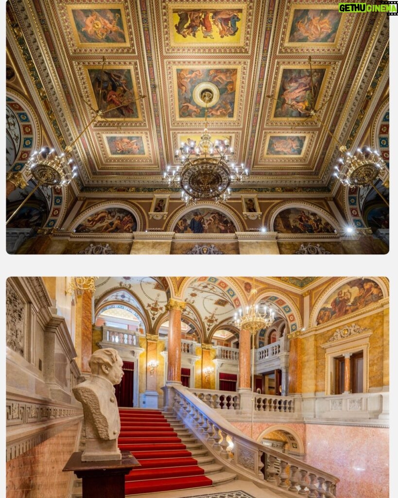 Chris Flores Instagram - Continuação post anterior… As escadas bifurcadas de mármore do hall de entrada da Ópera conduzem à grande escadaria, onde a experiência estética se torna ainda maior. Os dois lances de escada conduzem às entradas do térreo do auditório. Pinturas de Mór Than adornam os nove retângulos dos caixotões dourados que embelezam o teto espelhado acima da escadaria principal. Os tópicos destes são o Despertar da Música e o Poder da Música. Os retângulos alongados nas laterais representam a cena principal da disputa entre Apolo (tocando lira) e Mársias (tocando flauta), intitulada O Julgamento de Tholos. De acordo com a história mitológica, o deus do rio Tolos decidiu que Apolo vencera a disputa, e o sátiro pagou por sua insolência sendo esfolado. A pintura ao redor do lustre faz referências a Hera, Hades, Zeus e Poseidon. A lesene que corre ao longo da parede retrata três cenas ligadas a Orfeu: as pinturas de Mór Than mostram-no primeiro em frente à porta de entrada para o submundo, depois trazendo Eurídice do submundo e, finalmente, ilustram a sua morte. Representações alegóricas de Belas Artes e Arquitetura estão localizadas acima da entrada do Bar Feszty, sendo que este último contém os planos da Ópera. Continua no próximo post… 📷 @ricorreafoto