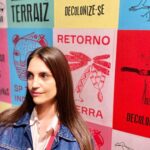 Chris Flores Instagram - Exposição Nhe’ẽ Porã: Memória e Transformação 🌱 uma exposição necessária para nos lembrar que falar de povos indígenas é falar de diversidade. Com a variedade e riqueza das línguas que os representam, nos ensinam sobre diferentes formas de interação indivíduo-natureza e outros modos possíveis de constituição de sociedade. Preservar as línguas indígenas é preservar a nossa cultura. O nome da exposição vem da língua Guarani Mbya, composto a partir de duas palavras: Nhe’ẽ significa espírito, sopro, vida, palavra, fala; e porã quer dizer belo, bom. Juntos, os dois vocábulos significam “belas palavras”, “boas palavras” – ou seja, palavras sagradas que dão vida à experiência humana nesta terra.   Conhecer as línguas faladas pelos povos indígenas e as transformações decorrentes da invasão colonial é também um chamado para experimentar outras concepções de mundo. Uma experiência linda, única e transformadora 🙌🏼 #descolonize-se Se chegou até aqui, um texto para refletir: “Contam os brancos que um português disse ter descoberto o Brasil há muito tempo. Pensam mesmo, até hoje, que foi ele o primeiro a ver nossa terra. Mas esse é um pensamento cheio de esquecimento! Omama nos criou, com o céu e a floresta, lá onde nossos ancestrais têm vivido desde sempre. Nossas palavras estão presentes nesta terra desde o primeiro tempo… Nasci na floresta e sempre vivi nela. No entanto, não digo que a descobri e que, por isso, quero possuí-la. Assim como não digo que descobri o céu, ou os animais de caça! Sempre estiveram aí, desde antes de eu nascer. Contento-me em olhar para o céu e caçar os animais da floresta. É só. E é esse o único pensamento direito”. Trechos de A queda do céu: palavras de um xamã yanomami, de Davi Kopenawa e Bruce Albert.