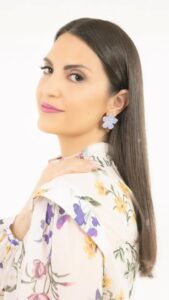 Chris Flores Instagram - “Você não pode escrever um roteiro em sua mente e depois se forçar a segui-lo. Você tem que ser você mesmo.” Chimamanda Ngozi Adichie Bom fim de semana 🌸🍀🦋👊🏻