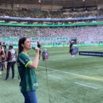 Chris Flores Instagram - O dia em que eu tive o privilégio de narrar a escalação do meu @palmeiras 🐷 com estádio lotado 👀 que emoção, que honra, que nervoso 🙌🏼 uma experiência única 👊🏻 agradeço a atenção de toda a equipe do meu time de coração, que me convidou e me recebeu com tanto carinho! Obrigada também à torcida alviverde maravilhosa 👏🏼 à generosidade da querida presidente @leilapereira 💚 ao grande atacante @arturvictor08 pela simpatia e pelo posicionamento dentro e fora do campo 🍀 e um obrigada mais do que especial ao craque @andersonchenii , que com seu profissionalismo e gentileza me ajudou demais e ensinou tudoooooo, querido demais 🍀 só pra deixar claro, não tenho nada a ver com a derrota, tá… o pé frio não é meu não, ok 😅 já estive lá com goleada de 8 ⚽️ na próxima a gente ganha 💋🙏🏼 vai verdão 💚 #palmeiras