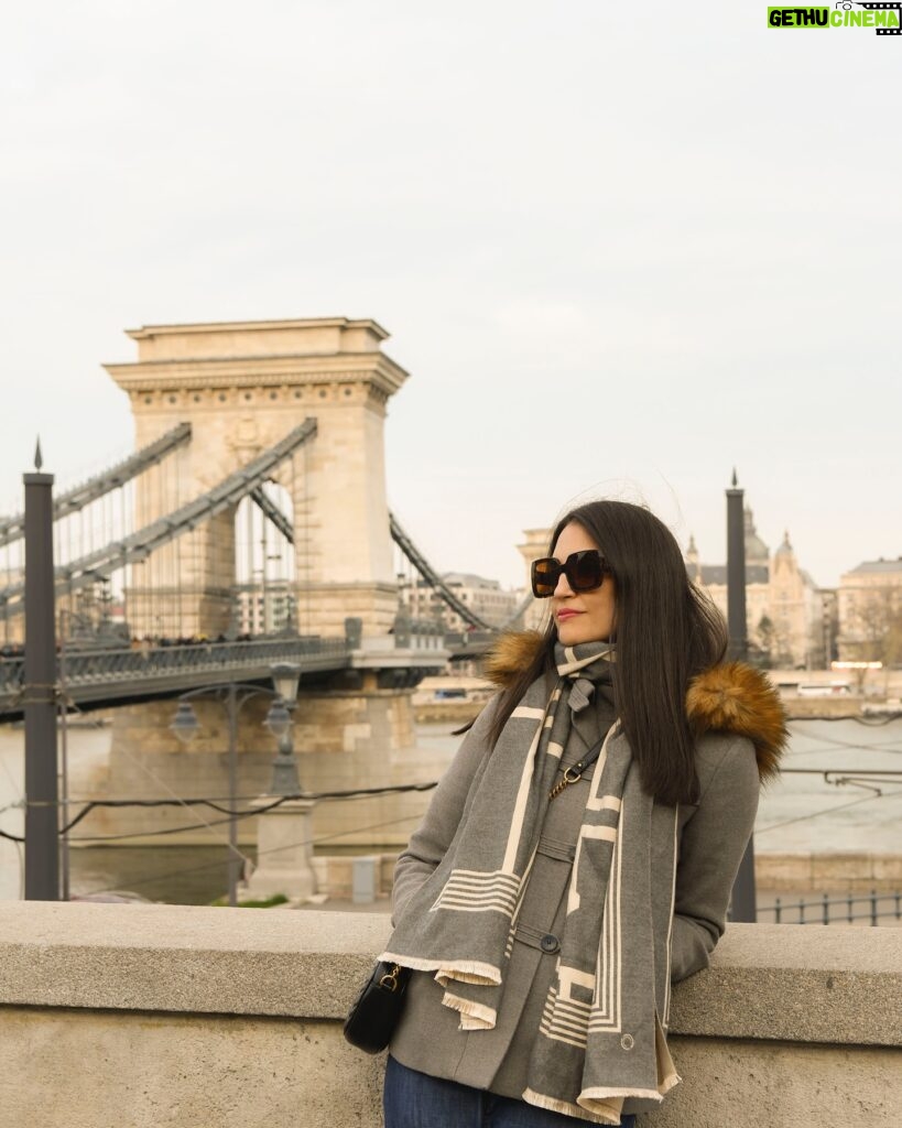 Chris Flores Instagram - Continuação post anterior… A Ponte Széchenyi Lánchíd (Ponte das Correntes) é uma ponte pênsil que atravessa o rio Danúbio entre Buda e Peste, os lados ocidental e oriental de Budapeste. Possui 375 metros de extensão e foi inaugurada em 20 de novembro de 1849. A atual Ponte das Correntes, ou Ponte Suspensa, recebeu o nome de Ponte das Cadeias quando foi inaugurada ou Chain como ainda hoje também é conhecida. Recebeu esse nome por causa da robusta estrutura de ferro que forma correntes que a sustentam sendo um exemplo da engenharia da época.São 5.200 toneladas de ferro. Continua no próximo post… 🕶️ óculos lindo da minha coleção para @mercadaodosoculos_oficial 📷 @ricorreafoto #budapest #hungary #budapeste #hungria #europe #europa #historia #panco #viagem #clubedecampeõespanco @pancooficial