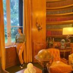 Chris Flores Instagram - casa museu @emaklabin 💜 queria morar nessa biblioteca 📚 passeio cultural imperdível, entrada gratuita Um pouco de história: Nascida no Rio de Janeiro em 1907, Ema Gordon Klabin era filha de Hessel Klabin e Fany Gordon Klabin, imigrantes lituanos vindos para o Brasil na última década do séc. XIX. Seu pai, naturalizado brasileiro em 1923, foi um empresário que se distinguiu no desenvolvimento da indústria do papel e da celulose no país. Foi educada no Brasil e na Europa (Alemanha e Suíça), onde residiu durante a Primeira Guerra Mundial. Além da atividade empresarial, assumida em 1946 com a morte de seu pai, Ema dedicou-se a inúmeras atividades filantrópicas e assistenciais, dentre as quais se destaca o papel desempenhado na construção do Hospital Israelita Albert Einstein em São Paulo. Apreciadora de música e de arte, Ema Klabin teve uma significativa atuação na vida cultural da cidade, com participação nos conselhos de instituições culturais, além de promover artistas, participar de leilões beneficentes em prol das entidades que apoiava e realizar concertos em sua própria casa com artistas de renome. A partir do final dos anos 40, passou a adquirir importantes obras de arte em diversas galerias européias e americanas, além de comprar diversas peças de outros colecionadores brasileiros e de diplomatas estrangeiros de passagem pelo Brasil. Além de algumas peças que ornamentavam a antiga residência paterna, Ema formou, no pós-guerra, um importante conjunto de telas de pintura européia, além de alguns itens de mobiliário europeu antigo. Logo começou a acalentar o sonho de construir uma residência onde pudesse conviver com o belo acervo que ia se formando e onde pudesse receber seus familiares, amigos e artistas em ambiente refinado. A casa, feita sob medida para abrigar sua coleção, foi inaugurada no final em 1960. Já no final de sua vida, e não tendo herdeiros diretos, Ema Klabin preocupou-se com o destino de sua coleção e, como sua irmã Eva Klabin Rapaport fizera no Rio de Janeiro, criou a Fundação Cultural Ema Gordon Klabin, para que se criasse um novo museu aberto à visitação pública.