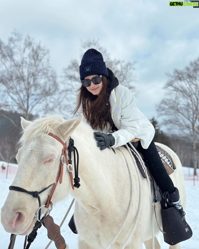 Chrissie Chau Instagram - 🤍☁️🐴🎠 #白馬 #白馬王子裝 #隻馬行咗兩步屙一大💩🤣 #天氣好好睇到雲海 #雲海好靚 #luckyday