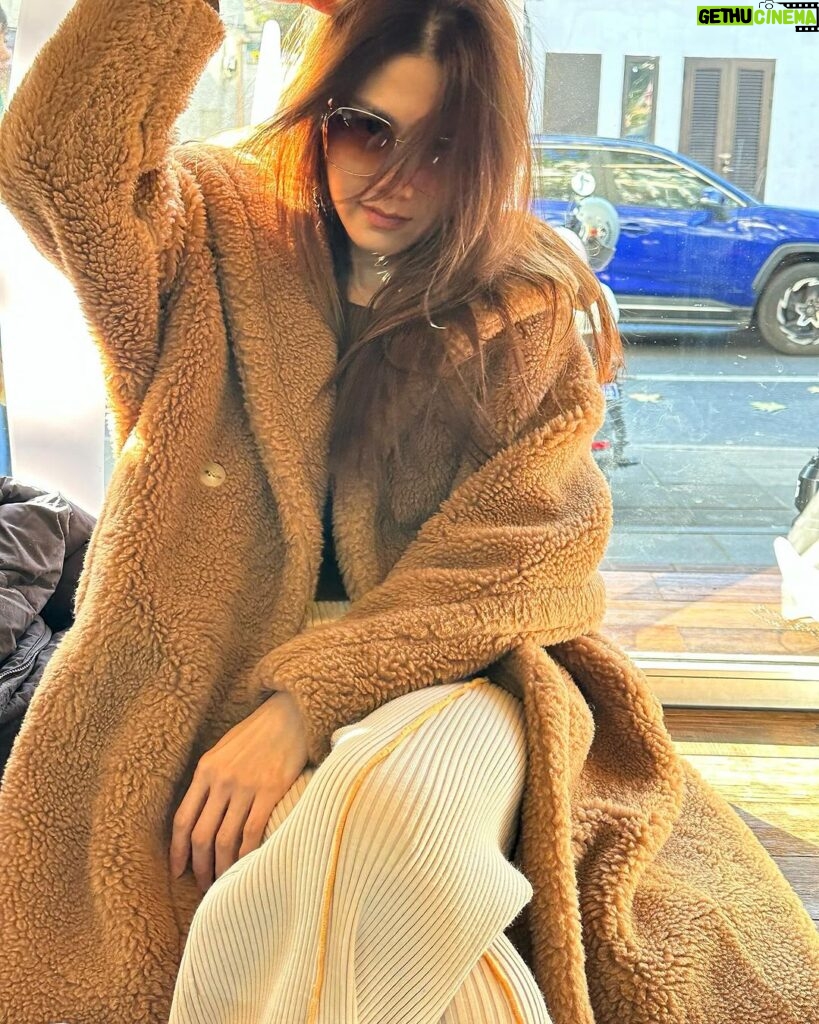 Chrissie Chau Instagram - 呢幾日真係好凍🥶🥶🥶 記得著多件衫保暖 #staywarm #throwback #cold #coldday #ootd #🥶 #winter #winteroutfit #wintervibes #valentino #lomography400 #citywalk #shanghai #月初上海行 #菲林相 #菲林日常 #好多存貨🙈