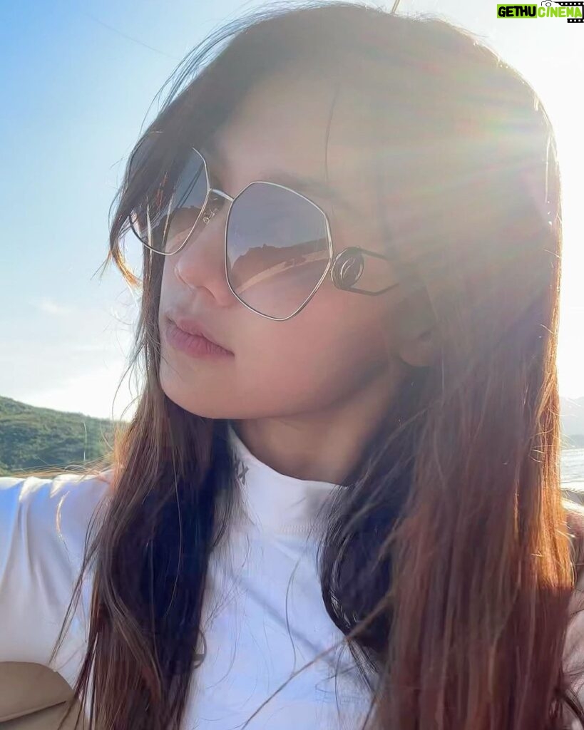 Chrissie Chau Instagram - 有雙美腿🦵🏻在眼鏡裏 🕶️ #lanvin