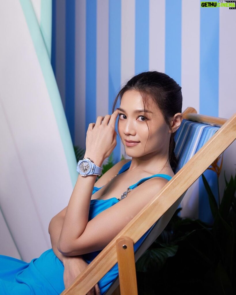 Chrissie Chau Instagram - Summer = Cloudless Blue Sky + Sunshine + @Hublot Big Bang Unico Sky Blue腕表 來一杯非常有活力嘅特色 cocktail🍸 加上冰凍嘅手製雪糕🍨 Chill住過炎夏 想近距離感受 Hublot宇舶表嘅夏日魅力 可以去Hublot K11 Musea Pop-up Boutique欣賞下😉 @Hublot @Hublot_hk #Hublot #BigBangUnico #HublotLovesSummer Hair: @heibiebie Makeup: @circleeeee Styled by @harrylam 👗 #versace 👠 #christianlouboutin