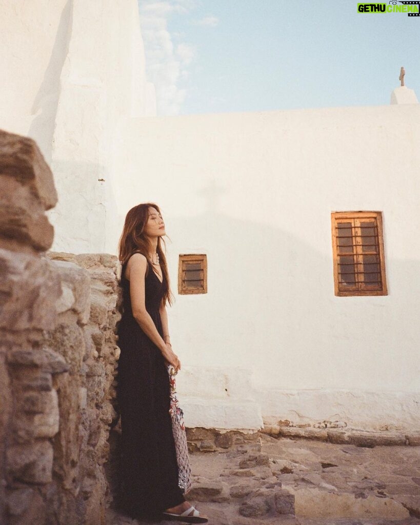 Chrissie Chau Instagram - Have a nice day 🌻⛪️ #sunday #sundayvibes #sundayfunday #weekend #mykonos #greece #throwback #throwbacksunday #latergram #haveaniceday #vacation #holiday #holidayseason #summer #summertime #paraportianichurch #白教堂 #奶油教堂☁️ Paraportiani Church