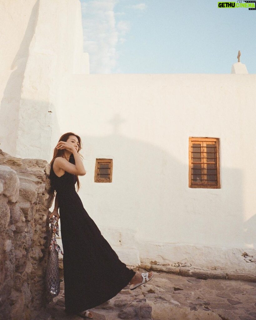 Chrissie Chau Instagram - Have a nice day 🌻⛪️ #sunday #sundayvibes #sundayfunday #weekend #mykonos #greece #throwback #throwbacksunday #latergram #haveaniceday #vacation #holiday #holidayseason #summer #summertime #paraportianichurch #白教堂 #奶油教堂☁️ Paraportiani Church