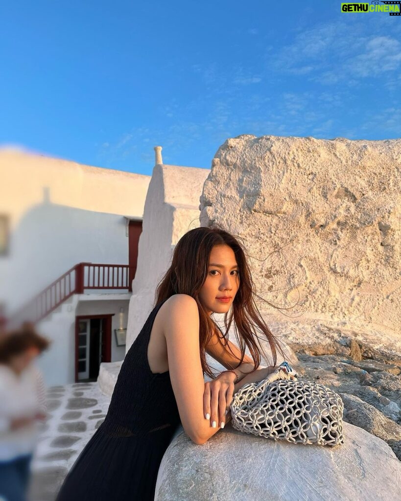 Chrissie Chau Instagram - Have a nice day 🌻⛪️ #sunday #sundayvibes #sundayfunday #weekend #mykonos #greece #throwback #throwbacksunday #latergram #haveaniceday #vacation #holiday #holidayseason #summer #summertime #paraportianichurch #白教堂 #奶油教堂☁️ Paraportiani Church