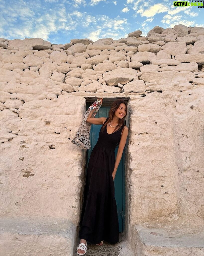 Chrissie Chau Instagram - Have a nice day 🌻⛪️ #sunday #sundayvibes #sundayfunday #weekend #mykonos #greece #throwback #throwbacksunday #latergram #haveaniceday #vacation #holiday #holidayseason #summer #summertime #paraportianichurch #白教堂 #奶油教堂☁️ Paraportiani Church