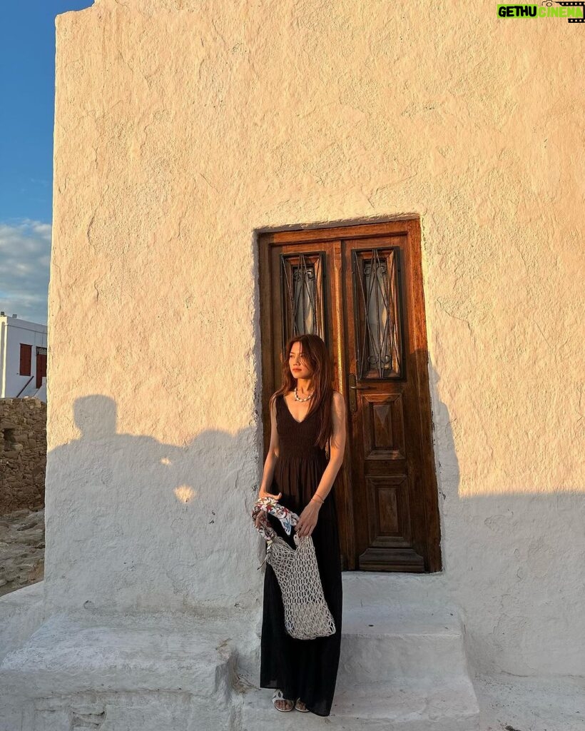 Chrissie Chau Instagram - Have a nice day 🌻⛪️ #sunday #sundayvibes #sundayfunday #weekend #mykonos #greece #throwback #throwbacksunday #latergram #haveaniceday #vacation #holiday #holidayseason #summer #summertime #paraportianichurch #白教堂 #奶油教堂☁️ Paraportiani Church