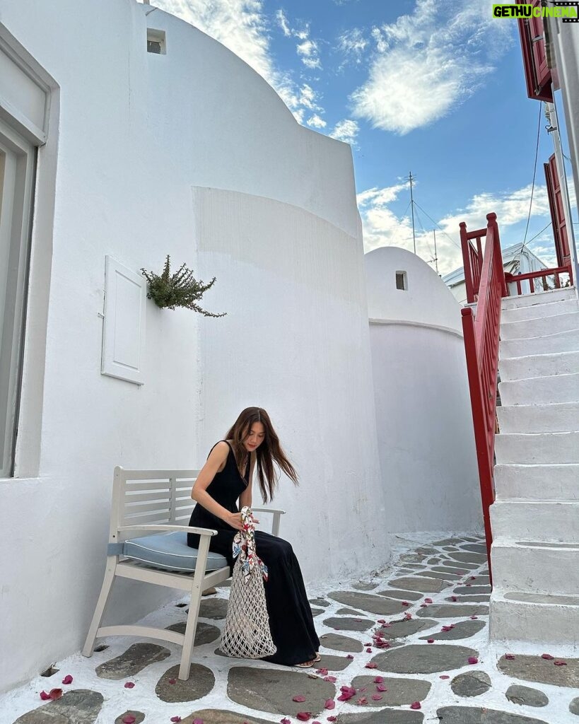 Chrissie Chau Instagram - Have a nice day 🌻⛪️ #sunday #sundayvibes #sundayfunday #weekend #mykonos #greece #throwback #throwbacksunday #latergram #haveaniceday #vacation #holiday #holidayseason #summer #summertime #paraportianichurch #白教堂 #奶油教堂☁️ Paraportiani Church