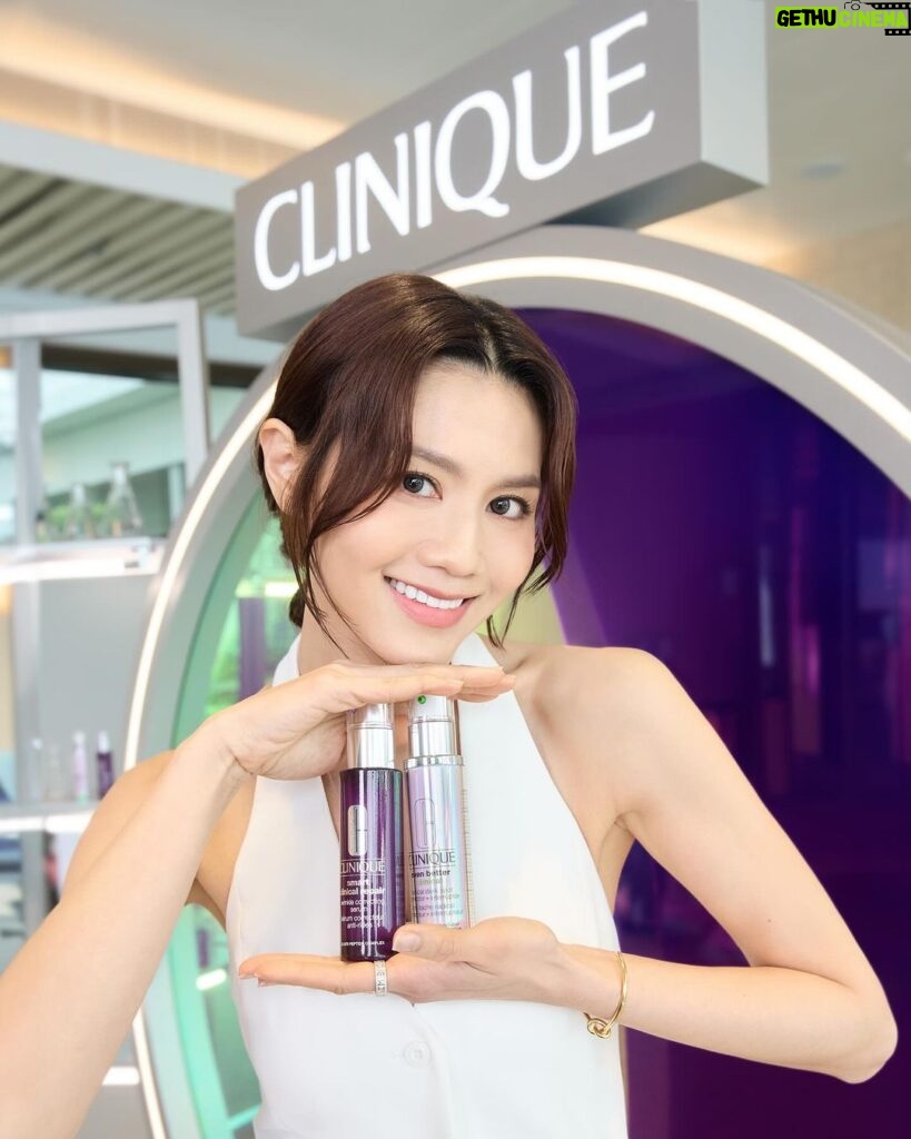 Chrissie Chau Instagram - 剛剛出席完 @cliniquehk 的活動，與皮膚科醫生及一眾嘉賓交流護膚心得，才真正了解原來皮膚的生理時鐘是如此重要 — 日間戶外拍攝受紫外線侵害、晚間熬夜錯過最佳護膚時機，都會令皮膚容易出現暗啞、色斑、表情細紋等問題。 而我最近用了Clinique「早P晚R」皇牌雙精華一段時間，在活動上的皮膚分析都看見肌膚狀態真的明顯有改善😍 我早上會先用全港銷量No.1的 #Laser淡斑去印精華 抗氧防護☀，含有維C的美白淡斑配方令我膚色更均勻，外景曝曬時留下的色斑也減淡不少！🌙而晚上我就會用 #Laser緊緻去紋精華 配合面部按摩放鬆全日工作後的壓力，由底層激活膠原蛋白自生，皮膚自然更緊緻飽滿，表情細紋都變得沒那麼明顯！當中的新一代維A配方推翻傳統成分的光毒作用，可以全日使用零刺激🥰 Clinique由皮膚科醫生研製的產品均通過過敏性測試🧪、100%不含香料，可以溫和同時高效幫我針對性解決各種肌膚困擾✨所以就算我皮膚較容易敏感都用得非常安心！ 現在到Clinique官網登記都可以免費換領雙精華的體驗套裝，限時購買50ML套裝更可享額外60ML！ @cliniquehk #CliniqueHK #24HourMagic #日夜循環煥膚P加R @kingswaypr.mkt