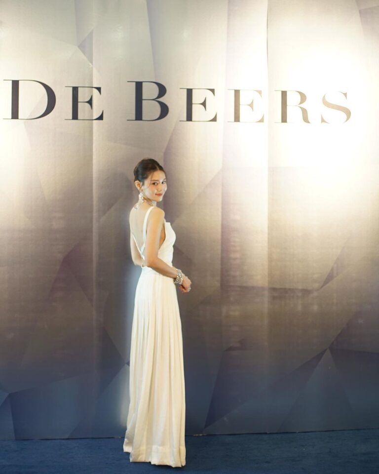 Chrissie Chau Instagram - 恭喜De Beers 廣東道旗艦店隆重開幕💎 全日穿梭在The Alchemist of Light 高級珠寶系列中✨上下兩層空間行得好舒服 我身上的是Frozen Capture 套組 靈感來自冰河中的光影遊戲 詮釋當光線穿越結冰的河流時 🧊在逐漸解凍的過程中變得更加透明 #DeBeers #DeBeersHK #WhereItBegins #TheAlchemistofLight @debeersofficial Makeup by @circleeeee_makeup Hair by @singsing113 Styled by @harrylam 👗 @ralphlauren 👠 @louboutinworld