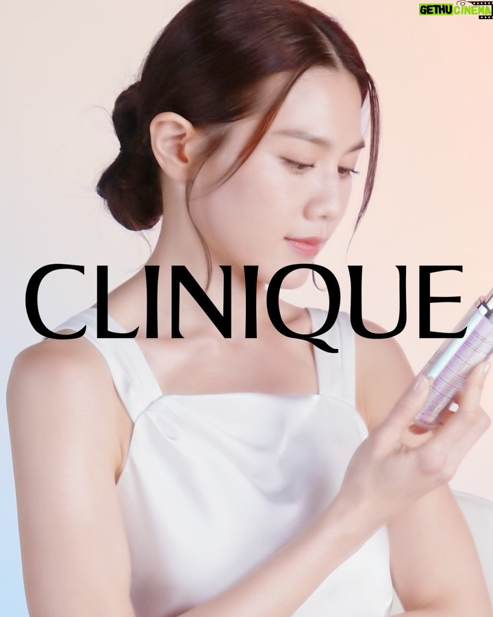 Chrissie Chau Instagram - 最近開始拍新戲，拍攝難免日夜顛倒，加上之前飛去不同地方工作，天氣轉變加上休息時間少，這些負擔都會令皮膚開始變得暗啞，更出現不少表情細紋😣 要針對性解決不同肌膚困擾，原來只需跟隨肌膚的生理時鐘並進行合適的保養，便可以令護膚功效最大化💞 而 @cliniquehk 「早P晚R」護膚新程序就以皇牌雙精華幫我一早一晚撃退暗沉及細紋，日間全面抗氧亮白、晚間重點修復去紋，打造真正的 #24HourMagic！ ☀️PROTECT！日防護 全港銷量No.1 #Laser淡斑去印精華 ，以穩定維C由源頭阻截黑色素，顯著減少色斑痘印，同時抗氧去黃✨就算全天侯外景拍攝，都無懼紫外線及污染帶來的傷害，肌膚仍然維持勻淨有光澤！ 🌙REPAIR！夜修復 #Laser緊緻去紋精華 榮獲美容雜誌獎項，蘊含新一代維A，高效溫和、全日使用零刺激🧏‍♀️48小時膠原激增，10日更有效減淡頑固細紋皺紋！由肌底修護細紋及緊緻度，高清拍攝一樣無懼盡情演繹各種情感🎬 Clinique的高效配方由皮膚科醫生研製🧪，通過過敏性測試，而且100%不含香料，令我的敏感肌膚依然可以安心使用👍🏻 即上Clinique官網登記免費換領皇牌雙精華體驗套裝，親試「早P晚R」的日夜循環煥膚效果🌟 限時購買雙精華50ml套裝更可享額外60ml🛒！ #CliniqueHK #24HourMagic #日夜循環煥膚P加R #Laser淡斑去印精華 #Laser緊緻去紋精華 @kingswaypr.mkt
