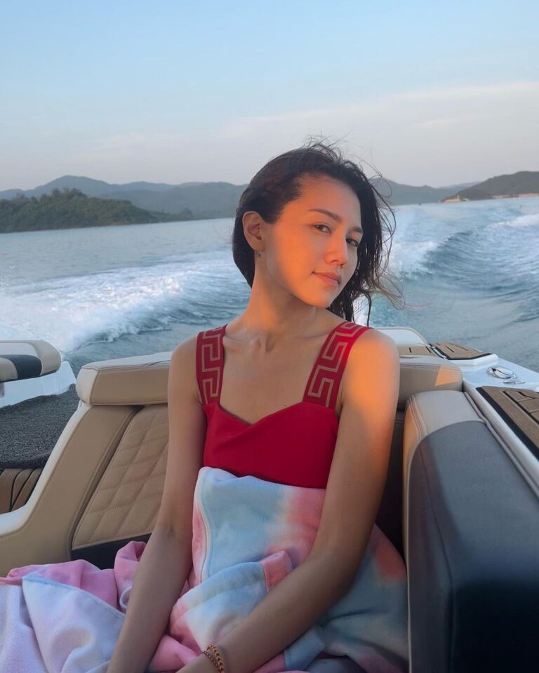 Chrissie Chau Instagram - ☀️🏄🏻‍♀️❤️ #sunnyday #hotweather #summer #versace #swimwear #gettanned #wakesurfing #niceweather
