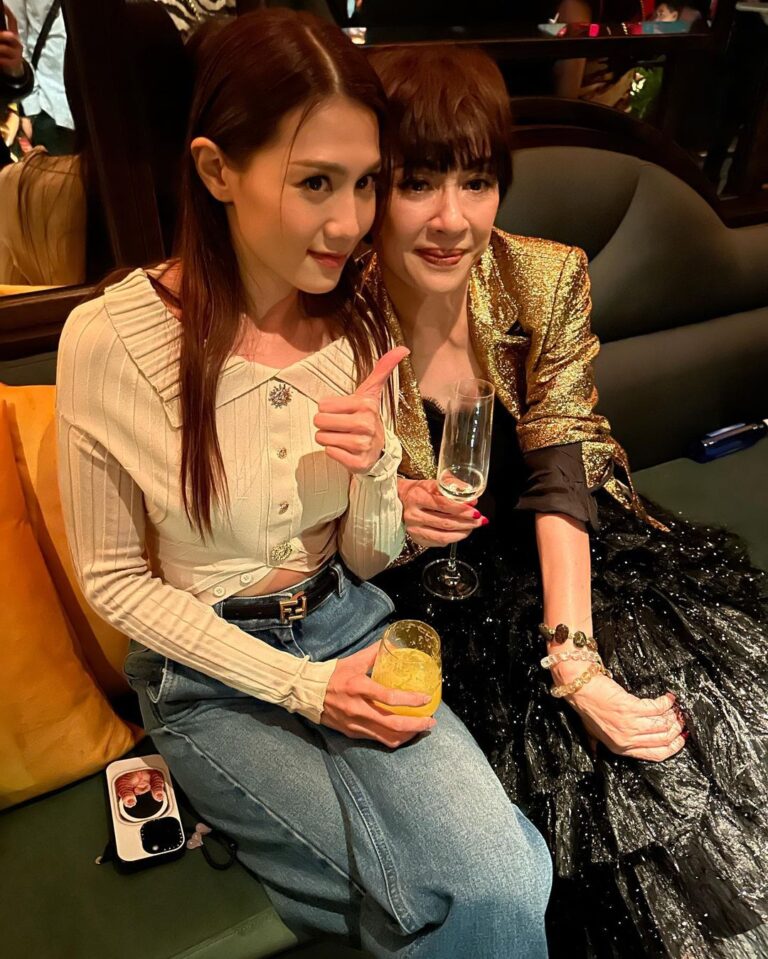 Chrissie Chau Instagram - 我集的都是女 #Gigi好靚Gigi好靚Gigi好靚 #唔接受反駁 #安安姐好正🤩 #Hailey姐好的骰 #未見人先見聲 #MC即係MC雞啄唔斷停唔到