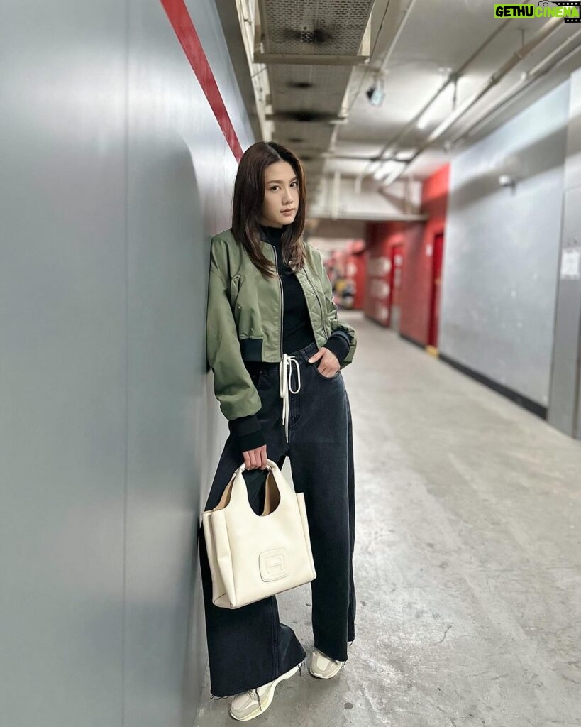 Chrissie Chau Instagram - 3月投入新戲拍攝 這次的角色是矛盾又有趣 除了學習新技能外 造型也是充滿新鮮感 先不分享暫時保密🤫 但為了方便造型去剪短剪薄了頭髮 感覺輕了許多🍃 一如收工般狀態輕盈愉快🤣😝 #HOGAN #SS24#GENH @Hoganbrand