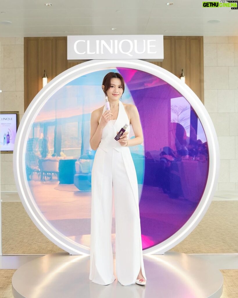 Chrissie Chau Instagram - 剛剛出席完 @cliniquehk 的活動，與皮膚科醫生及一眾嘉賓交流護膚心得，才真正了解原來皮膚的生理時鐘是如此重要 — 日間戶外拍攝受紫外線侵害、晚間熬夜錯過最佳護膚時機，都會令皮膚容易出現暗啞、色斑、表情細紋等問題。 而我最近用了Clinique「早P晚R」皇牌雙精華一段時間，在活動上的皮膚分析都看見肌膚狀態真的明顯有改善😍 我早上會先用全港銷量No.1的 #Laser淡斑去印精華 抗氧防護☀，含有維C的美白淡斑配方令我膚色更均勻，外景曝曬時留下的色斑也減淡不少！🌙而晚上我就會用 #Laser緊緻去紋精華 配合面部按摩放鬆全日工作後的壓力，由底層激活膠原蛋白自生，皮膚自然更緊緻飽滿，表情細紋都變得沒那麼明顯！當中的新一代維A配方推翻傳統成分的光毒作用，可以全日使用零刺激🥰 Clinique由皮膚科醫生研製的產品均通過過敏性測試🧪、100%不含香料，可以溫和同時高效幫我針對性解決各種肌膚困擾✨所以就算我皮膚較容易敏感都用得非常安心！ 現在到Clinique官網登記都可以免費換領雙精華的體驗套裝，限時購買50ML套裝更可享額外60ML！ @cliniquehk #CliniqueHK #24HourMagic #日夜循環煥膚P加R @kingswaypr.mkt