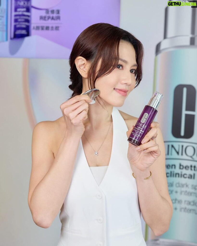 Chrissie Chau Instagram - 剛剛出席完 @cliniquehk 的活動，與皮膚科醫生及一眾嘉賓交流護膚心得，才真正了解原來皮膚的生理時鐘是如此重要 — 日間戶外拍攝受紫外線侵害、晚間熬夜錯過最佳護膚時機，都會令皮膚容易出現暗啞、色斑、表情細紋等問題。 而我最近用了Clinique「早P晚R」皇牌雙精華一段時間，在活動上的皮膚分析都看見肌膚狀態真的明顯有改善😍 我早上會先用全港銷量No.1的 #Laser淡斑去印精華 抗氧防護☀，含有維C的美白淡斑配方令我膚色更均勻，外景曝曬時留下的色斑也減淡不少！🌙而晚上我就會用 #Laser緊緻去紋精華 配合面部按摩放鬆全日工作後的壓力，由底層激活膠原蛋白自生，皮膚自然更緊緻飽滿，表情細紋都變得沒那麼明顯！當中的新一代維A配方推翻傳統成分的光毒作用，可以全日使用零刺激🥰 Clinique由皮膚科醫生研製的產品均通過過敏性測試🧪、100%不含香料，可以溫和同時高效幫我針對性解決各種肌膚困擾✨所以就算我皮膚較容易敏感都用得非常安心！ 現在到Clinique官網登記都可以免費換領雙精華的體驗套裝，限時購買50ML套裝更可享額外60ML！ @cliniquehk #CliniqueHK #24HourMagic #日夜循環煥膚P加R @kingswaypr.mkt