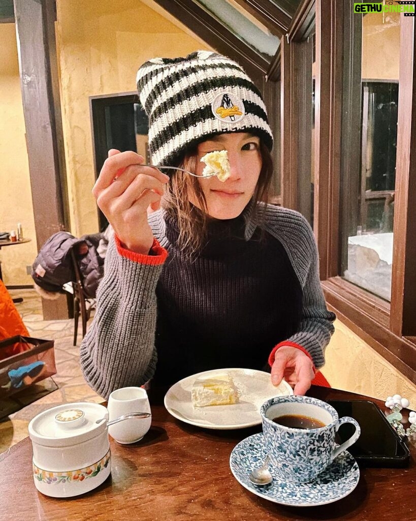 Chrissie Chau Instagram - 🦊🏂🥢 滑雪食嘢滑雪食嘢滑雪食嘢 放電充電放電充電放電充電 個胃好充實我鐘意😚 #咁凍係要食多d #咁凍食雪糕唔怕溶 #美食當前一切均為浮雲🤤 #hokkaido #japanesefood #ramen #sukiyaki #yakiniku #shabushabu #curry #omelet #dessert #icecream #icecreamlover #oishii