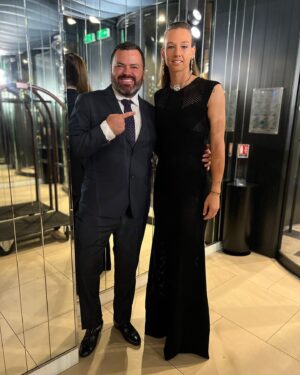 Christiane Endler Instagram - Buenas noches ✨Felíz de haber participado de esta fiesta @francefootball 

Quiero agradecer especialmente a @pizarroctavio gran diseñador Chileno, por vestirme hoy, me sentí como una reina! También a @philippeferrandis por los accesorios!
Y obvio al de siempre @edgarmerino19 por acompañarme! Volveremos el próximo año 😉