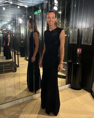 Christiane Endler Instagram - Buenas noches ✨Felíz de haber participado de esta fiesta @francefootball 

Quiero agradecer especialmente a @pizarroctavio gran diseñador Chileno, por vestirme hoy, me sentí como una reina! También a @philippeferrandis por los accesorios!
Y obvio al de siempre @edgarmerino19 por acompañarme! Volveremos el próximo año 😉