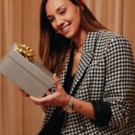 Christiane Endler Instagram - La Navidad nos trae recuerdos increíbles y la oportunidad de crear otros aún mejores✨ Porque pasarlo con amigos, familia y con quienes más quieres le da magia a este gran día❤️ Y tú, ¿qué es lo que más amas de la Navidad? #CuandoNosJuntamosEsNavidad