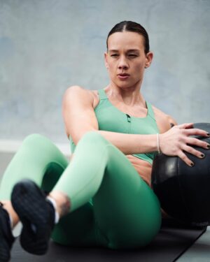 Christiane Endler Instagram - Siente tu fuerza 💪

Más que un entrenamiento, un estilo de vida 

Libera tu potencial con #adidastraining en adidas.cl
