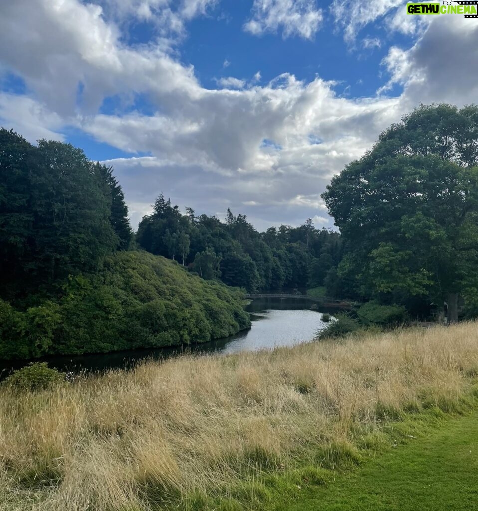 Christina Hendricks Instagram - A little behind the scenes of #buccaneers @appletv #scotland #victorians #edithwharton @immywaterhouse @josietotah @aubribrag @alishaboe @kristine_froseth @guyremmers @simone1kirby @vissey.s @thisadamjames