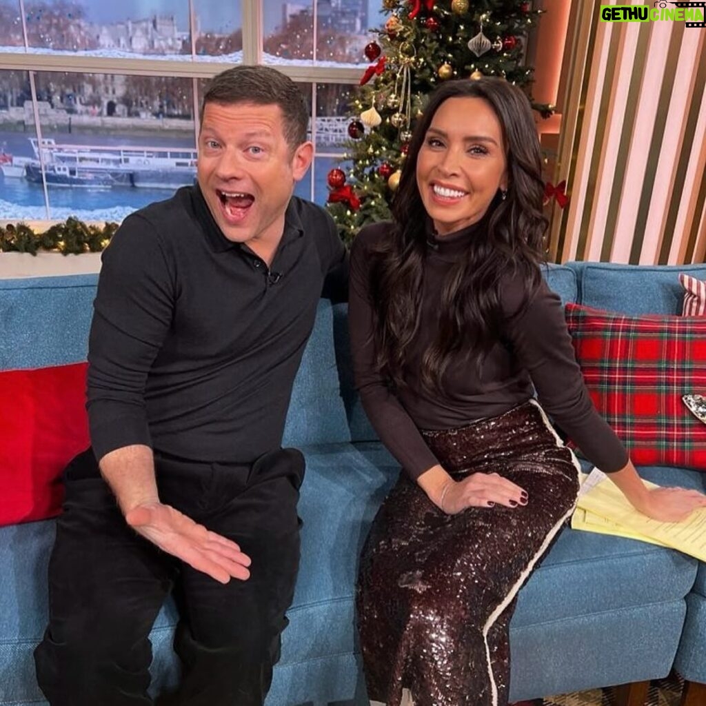 Christine Lampard Instagram - Thank you for having me @thismorning and thank you @dermotoleary for looking after me 🌲🥰 top from @reserved skirt @zara
