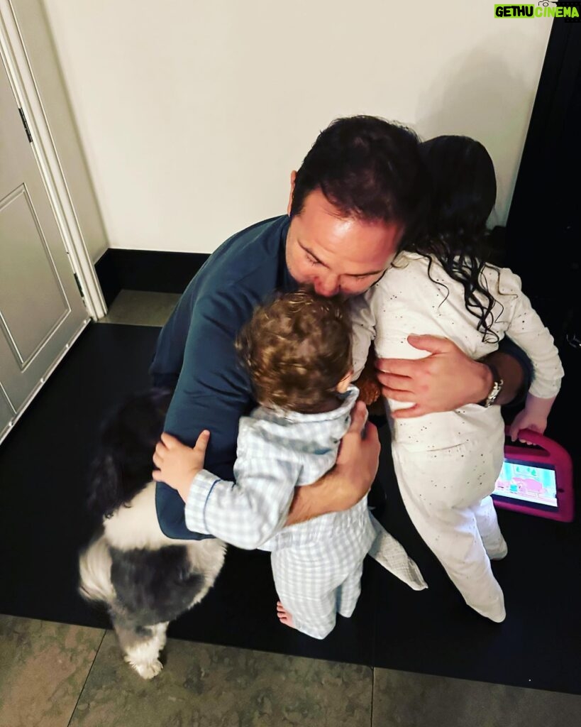 Christine Lampard Instagram - There’s a lot of love when daddy comes through the door @franklampard 💙💙💙