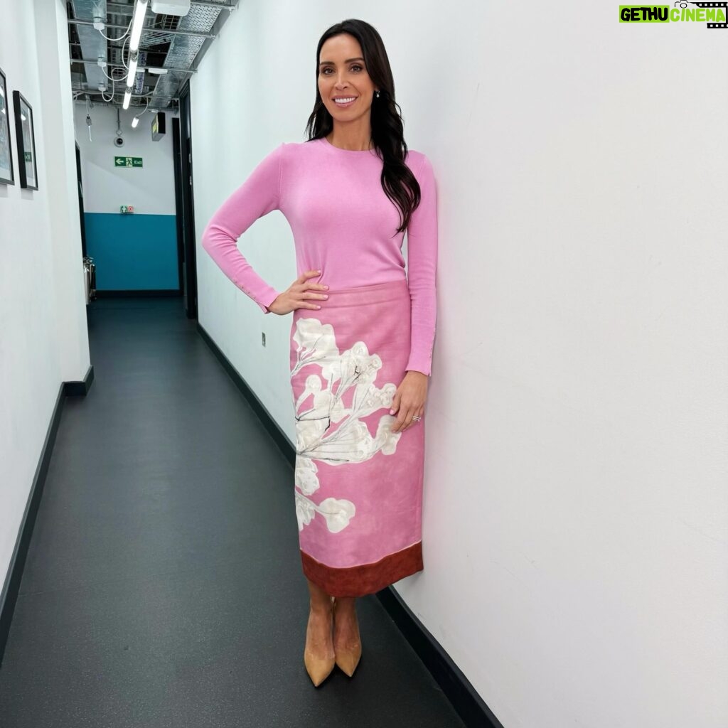 Christine Lampard Instagram - Happy Friday! A special thanks to @tylerwestt and @doctoramirkhan for unveiling their special talents today ahead of @bgt return this weekend! 🤣 top and skirt from @zara @lorraine