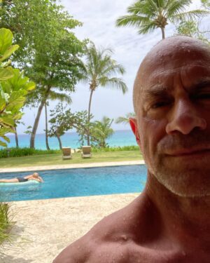Christopher Meloni Instagram - TONIGHT! Season 2 OC finale!!
Stabler works on his tan with @denisleary @daniellemonetruitt @ainsleyseiger TUNE IN @nbc @wolfentertainment