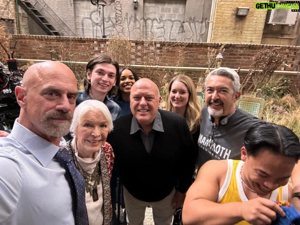 Christopher Meloni Instagram - People I love and admire, and who work incredibly hard to tell a story. Jon Cassar Director/Producer, Actors, John Shiban Showrunner #season4OCinthecan #season5comingforya