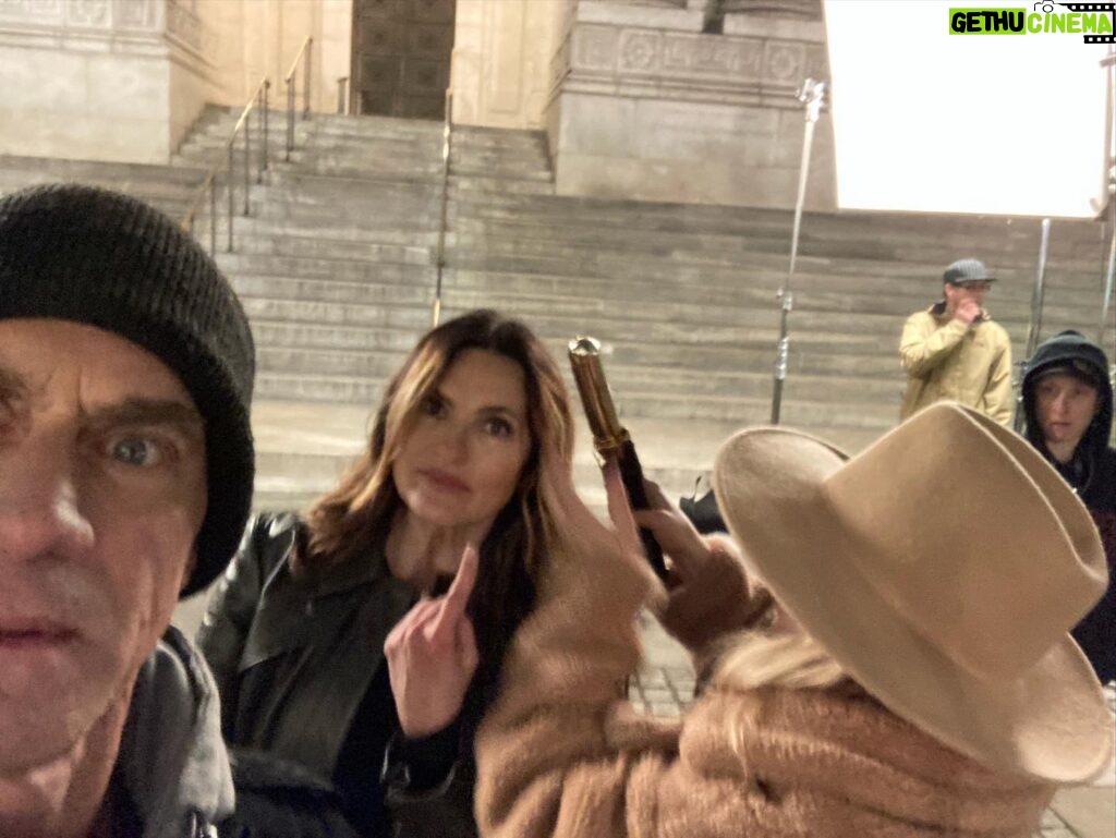 Christopher Meloni Instagram - #Makingduntime on #svu with @therealmariskahargitay and @campanellajuanjose