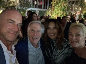 Christopher Meloni Instagram - So this happened last tonight- hanging with ppl I love and admire @rachaelharris @aldis_hodge @therealmariskahargitay @sherman.meloni and Henry Winkler #PreEmmyBash #hobnobbing