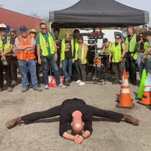 Christopher Meloni Instagram - It’s not just criminals that are busted on #OC #oversizedOC #ego #splits #catsmeow #bensonlikesit #clappingpushups #gymonset 🙄