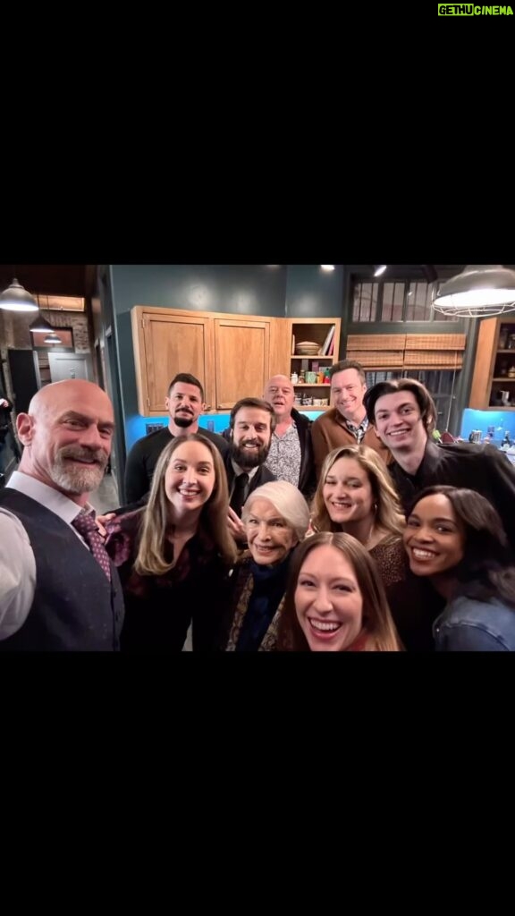 Christopher Meloni Instagram - #OC and other things with @ainsleyseiger @marchstephanie @therealmariskahargitay @icet and a cast of 1000s @nbc
