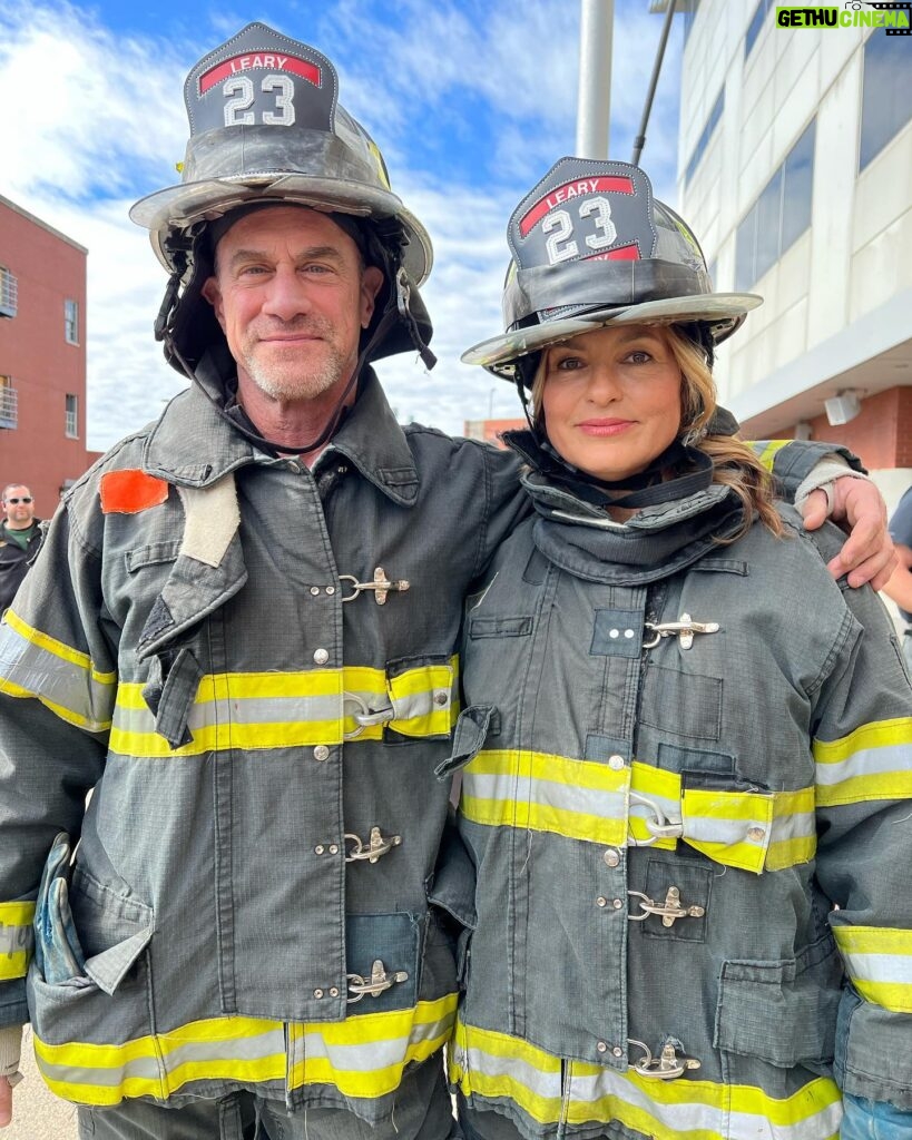 Christopher Meloni Instagram - So…this happened with @denisleary and @bobby1960 @therealmariskahargitay to help out @learyfirefighters #learningthetrade #respect #NYBravest