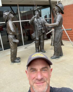 Christopher Meloni Instagram - So…this happened with @denisleary and @bobby1960 @therealmariskahargitay to help out @learyfirefighters #learningthetrade #respect #NYBravest