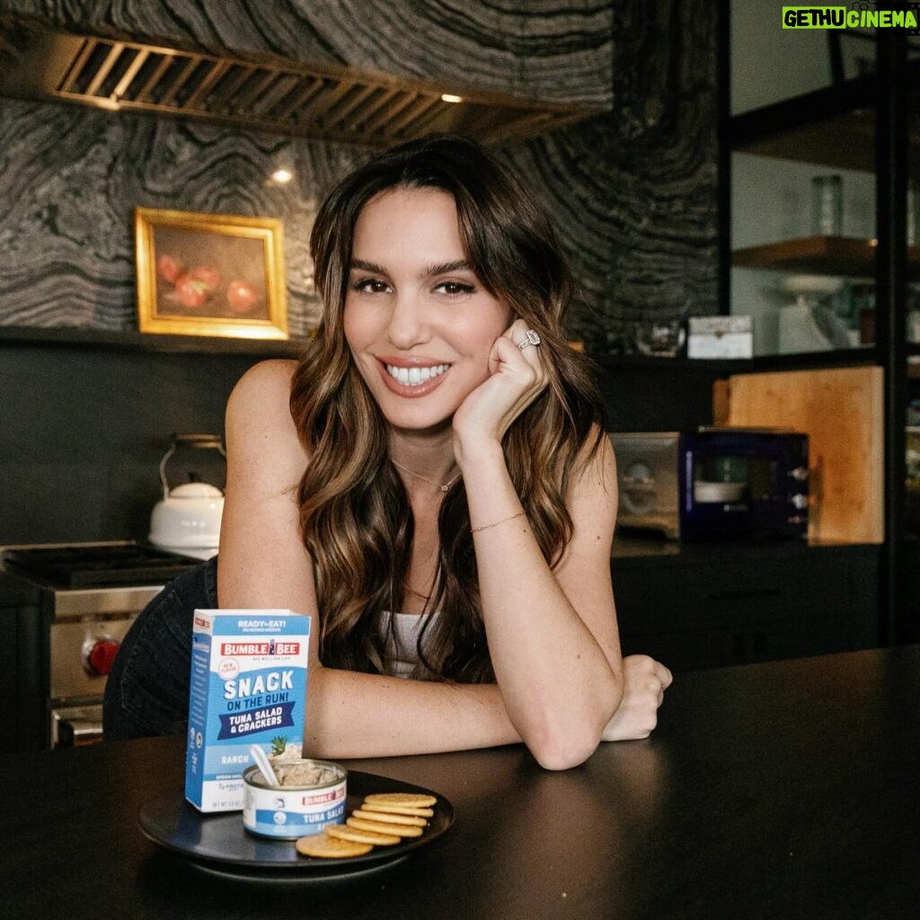 Christy Carlson Romano Instagram - Snacking = Self Care ❤️ What’s your favorite mid day pick me up? #Ad #BumbleBeeTuna #WorldsBestSnackMeal