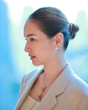 Chutima Teepanat Instagram - จริงๆแล้วชั้นคือประธานบริษัท😆

earring (อันที่2🤣จาก5อัน🤣) : @shependence 
eyeliner : @chat_cosmetics 
hair : @aiya_beauty_cafe
waxing eyebrow : @riche.service