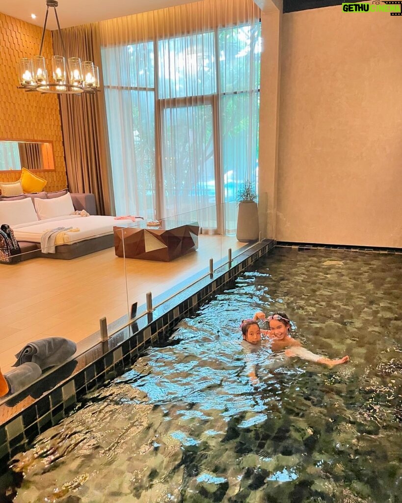 Chutima Teepanat Instagram - เด็กๆฟินมากคร๊าบ เล่นน้ำทั้งวัน 💦🌊 ทานชอคโกแลตฟองดูเพลินเลยค่ะ @laminierapattaya 🏠La Miniera Pool Villas Pattaya เราเป็นรีสอร์ทเดียวในประเทศไทยที่มีสระว่ายน้ำโอโซนส่วนตัวภายในทุกวิลล่า 💎ปลอดสารเคมี ปลอดคลอรีน ไร้สารก่อมะเร็ง ผิวแพ้ง่าย คนท้อง สัตว์เลี้ยงเล่นได้สบาย ไม่ระคายเคืองผิว ไม่แสบตา 💎ใส สะอาด มีประสิทธิภาพในการฆ่าเชื้อมากกว่าคลอรีน 50 เท่า ใช้เทคโนโลยีเดียวกันกับอุตสาหกรรมน้ำดื่ม 💎เปลี่ยนจากน้ำที่เต็มไปด้วยสารเคมี แบคทีเรีย ช่วยเพิ่มน้ำสะอาดในระบบนิเวศเมื่อปล่อยน้ำทิ้ง 💎เป็นสระน้ำอุ่น รักษ์โลก sync กับเครื่องปรับอากาศ ยิ่งเปิดแอร์เย็น น้ำยิ่งอุ่น ระบบออโต้ ใช้พลังงานความร้อนจากแอร์มา reuse 💎น้ำอุ่น เหมาะกับการแช่ตัวช่วยผ่อนคลายความเมื่อยล้า 💎เป็นสระแบบ indoor อยู่แค่ปลายเตียง ไม่ต้องกลัวแดด มีความเป็นส่วนตัว สามารถ skinny dip ได้ #PassionAlive #LaMinieraPoolVillasPattaya #LaMinieraHappening #ZaffiroRestaurant #TopazioLoungeBar #OpaleSwimupBar #SmallLuxuryHotels #PoolVillaPattaya #Luxurypoolvilla