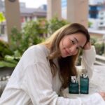 Chutima Teepanat Instagram - CALVIN KLEIN เปิดตัวน้ำหอมคู่ดูโอ้ใหม่ CK ETERNITY AROMATIC ESSENCE นำเรื่องราวความรักที่หลากหลายเหนือกาลเวลา มาสร้างกลิ่นแนวฟูแฌร์ (Fougère) สะท้อนความหรูหราเย้ายวน น่าหลงใหล 2 กลิ่นหอมใหม่ FOR MEN & FOR WOMEN 💚 ETERNITY AROMATIC ESSENCE FOR WOMEN กลิ่นดอกลาเวนเดอร์ ผสานได้อย่างลงตัวกับกลิ่นมะพร้าวและกลิ่น Creamy Sandalwood ให้ความรู้สึกหอมหวาน สดชื่นน่าหลงใหล 💚 ETERNITY AROMATIC ESSENCE FOR MEN กลิ่นสดชื่นจากจูนิเปอร์เบอร์รี ผสานด้วยกลิ่นหอมจากมะพร้าวชวนหลงใหล เพิ่มความเผ็ดร้อนด้วยกลิ่นไม้หอมและกระวาน ให้ความรู้สึกเซ็กซี่โดดเด่น 📌 พิกัด : Eveandboy ทุกสาขา #CalvinKleinFragrances #CKEternity #EternityAromaticEssence #COTYThailand